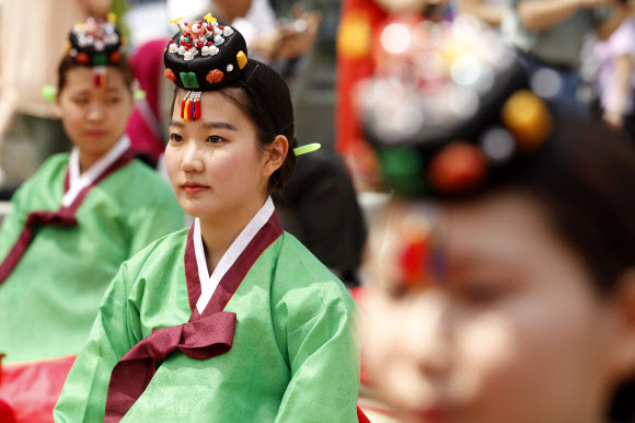 오전 서울 중구 남산 한옥마을에서 열린 ‘제40회 성년의 날’행사에서 성년자들이 가례를 마친 뒤 단정하게 앉아 있다. 연합뉴스