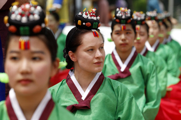 21일 오전 서울 중구 남산 한옥마을에서 열린 ‘제40회 성년의 날’행사에서 한 외국인 성년자가  가례를 마친 뒤 단정하게 앉아 있다. 연합뉴스
