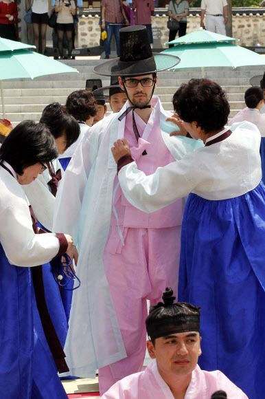 21일 오전 서울 중구 남산 한옥마을에서 열린 ‘제40회 성년의 날’행사에서 성년자들이  성인됨을 상징하는 복식을 갖추는 절차인 가례를 하고 있다.  연합뉴스