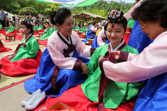 21일 오전 서울 중구 남산 한옥마을에서 열린 ‘제40회 성년의 날’행사에서 성년자들이 가례를 하고 있다. 연합뉴스