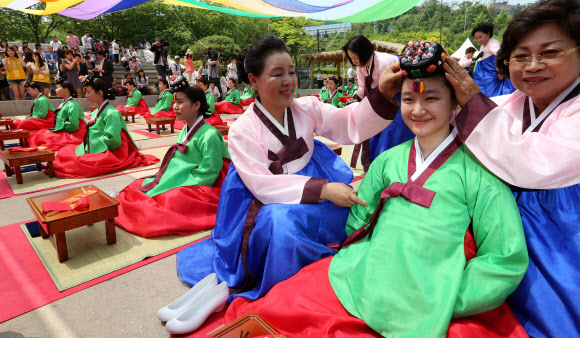 21일 오전 서울 중구 남산 한옥마을에서 열린 ‘제40회 성년의 날’행사에서 성년자들이 가례를 하고 있다. 연합뉴스