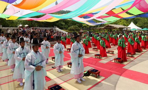 21일 오전 서울 중구 남산 한옥마을에서 열린 ‘제40회 성년의 날’행사에서 성년자들이 예를 갖추고  있다. 연합뉴스