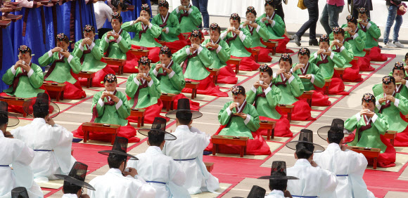 21일 오전 서울 중구 남산 한옥마을에서 열린 ‘제40회 성년의 날’행사에서  참석자들이  차와 다식을 마시는 초례를 하고 있다. 연합뉴스