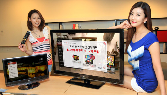 21일 KT 도우미들이 올레TV와 올레인터넷에 동시에 가입하는 신규 고객들에게 반값으로 제공되는 ‘42인치 풀 HD LED TV’와 무료로 주는 22인치 LCD TV를 소개하고 있다.  연합뉴스
