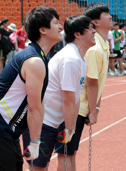 22일 오전 서울 송파구 잠실 종합운동장 주경기장에서 열린 ‘서울시 지방소방공무원 신규채용 체력검사’에서 1차 필기시험 합격자들이 배근력 테스트를 하고 있다. 연합뉴스