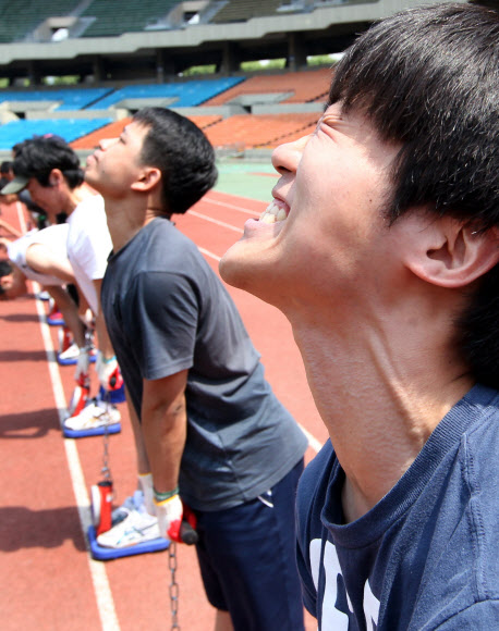 22일 오전 서울 송파구 잠실 종합운동장 주경기장에서 열린 ‘서울시 지방소방공무원 신규채용 체력검사’에서 1차 필기시험 합격자들이 배근력 테스트를 하고 있다. 연합뉴스