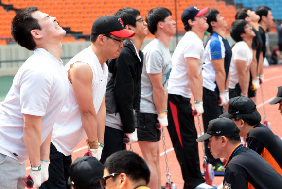 22일 오전 서울 송파구 잠실 종합운동장 주경기장에서 열린 ‘서울시 지방소방공무원 신규채용 체력검사’에서 1차 필기시험 합격자들이 배근력 테스트를 하고 있다. 연합뉴스