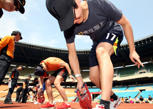 22일 오전 서울 송파구 잠실 종합운동장 주경기장에서 열린 ‘서울시 지방소방공무원 신규채용 체력검사’에서 1차 필기시험 합격자들이 악력 테스트를 하고 있다. 연합뉴스