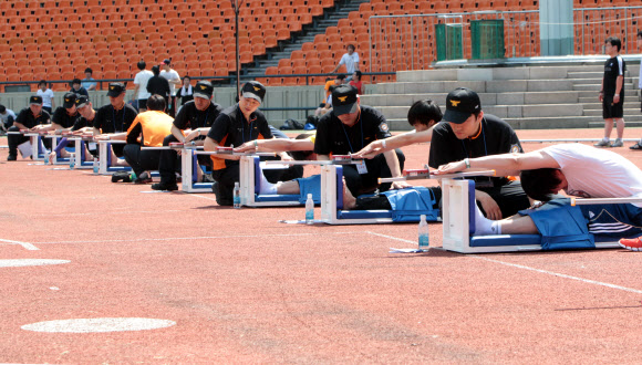 22일 오전 서울 송파구 잠실 종합운동장 주경기장에서 열린 ‘서울시 지방소방공무원 신규채용 체력검사’에서 1차 필기시험 합격자들이 앉아윗몸 앞으로 굽히기 테스트를 하고 있다. 연합뉴스