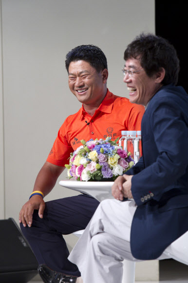 21일 서울 역삼동 GS타워 아모리스홀에서 열린 ‘최경주 프로 토크 콘서트’에서 최경주가 500여명의 팬들과 함께 즐거운 시간을 보내고 있다.  연합뉴스