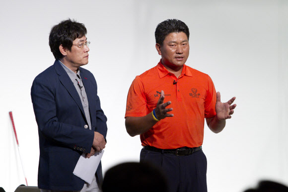 21일 서울 역삼동 GS타워 아모리스홀에서 열린 ‘최경주 프로 토크 콘서트’에서 최경주가 500여명의 팬들과 함께 즐거운 시간을 보내고 있다.  연합뉴스