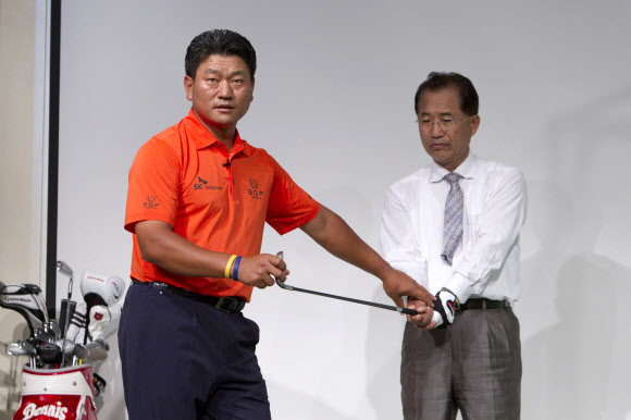 21일 서울 역삼동 GS타워 아모리스홀에서 열린 ‘최경주 프로 토크 콘서트’에서 최경주가 500여명의 팬들과 함께 즐거운 시간을 보내고 있다.  연합뉴스