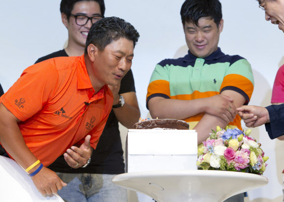 21일 서울 역삼동 GS타워 아모리스홀에서 열린 ‘최경주 프로 토크 콘서트’에서 최경주가 500여명의 팬들과 함께 즐거운 시간을 보내고 있다.  연합뉴스