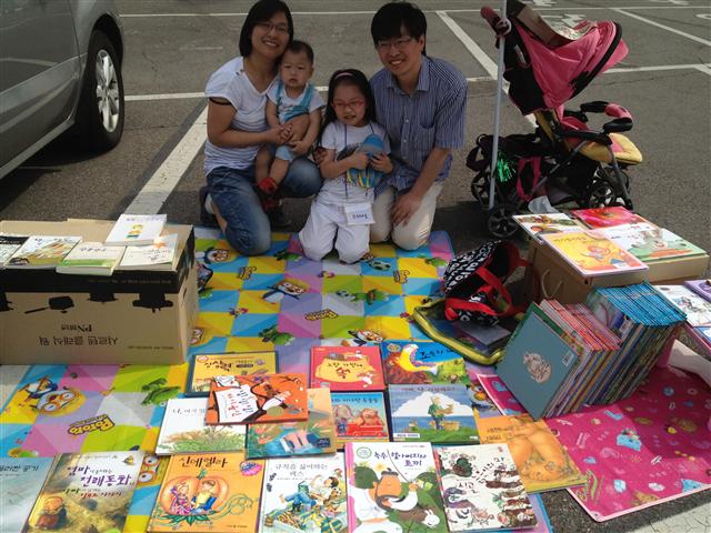 지난 19일 오후 서울 마포구 성산동 강북청년창업센터 주차장에서 카 부트 세일에 참여한 고재영(7)양의 가족.