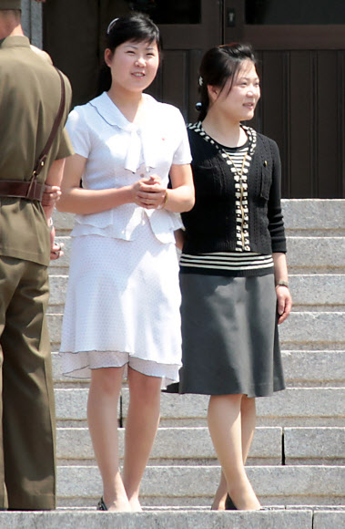 북한이 기술적으로 핵실험을 할 수 있는 준비를 갖춘 것으로 평가한다고 정부 당국자가 밝힌 23일 오전 DMZ 내 북한측 판문각에서  북한 당원들로 보이는 여성들이 남측을 바라보고 있다.  연합뉴스