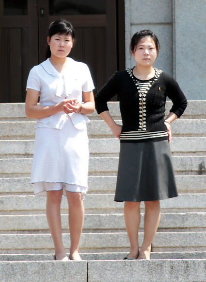 북한이 기술적으로 핵실험을 할 수 있는 준비를 갖춘 것으로 평가한다고 정부 당국자가 밝힌 23일 오전 DMZ 내 북한측 판문각에서  북한 당원들로 보이는 여성들이 남측을 바라보고 있다. 연합뉴스