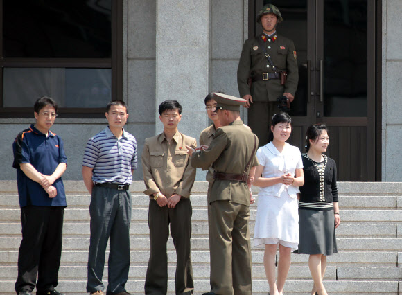 북한이 기술적으로 핵실험을 할 수 있는 준비를 갖춘 것으로 평가한다고 정부 당국자가 밝힌 23일 오전 DMZ 내 북한측 판문각에서  북한 당원들로 보이는 일행이 남측을 바라보며 이야기를 나누고 있다. 연합뉴스