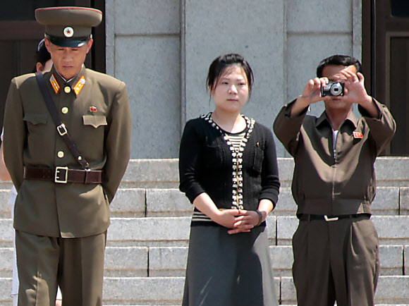 북한이 기술적으로 핵실험을 할 수 있는 준비를 갖춘 것으로 평가한다고 정부 당국자가 밝힌 23일 오전 DMZ 내 북한측 판문각에서  북한 당원들로 보이는 일행이 남측을 카메라에 담고 있다. 연합뉴스