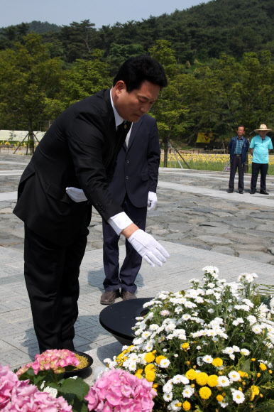 23일 봉하마을에서 엄수된 노무현 전 대통령 3주기 추도식에 참석한 송영길 인천시장이 묘역에 분향하고 있다. 연합뉴스