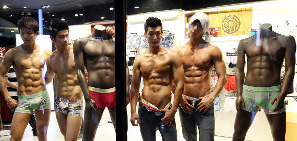 24일 오전 서울 삼성동 코엑스 리바이스 매장에서 열린 ‘리바이스 바디웨어 인간마네킹 패션쇼’에서 탄탄한 몸매의 모델들이 포즈를 취하고 있다.  연합뉴스