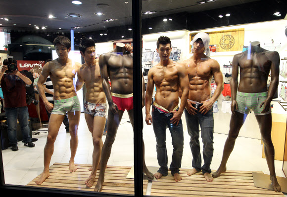 24일 오전 서울 삼성동 코엑스 리바이스 매장에서 열린 ‘리바이스 바디웨어 인간마네킹 패션쇼’에서 탄탄한 몸매의 모델들이 포즈를 취하고 있다.  연합뉴스