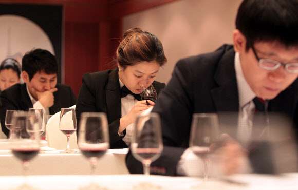 25일 오전 서울 삼성동 그랜드 인터컨티넨탈 호텔에서 열린 ‘제11회 한국 소믈리에 대회 2차 예선’에서 예선 진출자들이 블라인드 테이스팅을 하고 있다.  연합뉴스