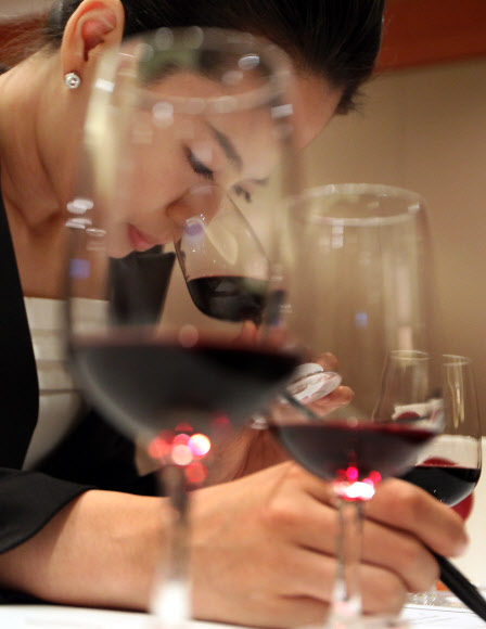 25일 오전 서울 삼성동 그랜드 인터컨티넨탈 호텔에서 열린 ‘제11회 한국 소믈리에 대회 2차 예선’에서 예선 진출자들이 블라인드 테이스팅을 하고 있다.  연합뉴스