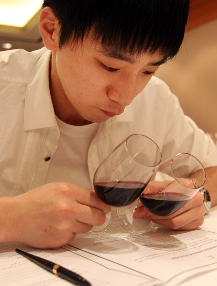 25일 오전 서울 삼성동 그랜드 인터컨티넨탈 호텔에서 열린 ‘제11회 한국 소믈리에 대회 2차 예선’에서 예선 진출자들이 블라인드 테이스팅을 하고 있다.  연합뉴스