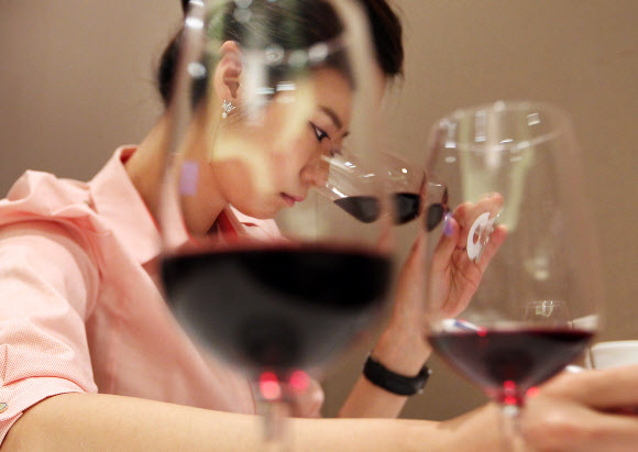 25일 오전 서울 삼성동 그랜드 인터컨티넨탈 호텔에서 열린 ‘제11회 한국 소믈리에 대회 2차 예선’에서 예선 진출자들이 블라인드 테이스팅을 하고 있다.  연합뉴스