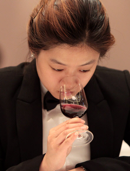 25일 오전 서울 삼성동 그랜드 인터컨티넨탈 호텔에서 열린 ‘제11회 한국 소믈리에 대회 2차 예선’에서 예선 진출자들이 블라인드 테이스팅을 하고 있다.  연합뉴스