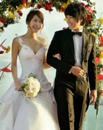 이파니가 지난달 올린 비밀 결혼식 사진을 공개했다.<br>이파니 미니홈피