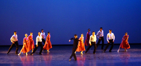 아르헨티나 건국기념일인 25일 오전 여수엑스포 엑스포홀에서 열린 아르헨티나  국가의 날 행사 문화공연으로 라틴아메리카의 유명한 ‘이냐끼 우를레싸가’발레단이 탱고를 접목한 클래식 발레를 축하공연으로 선보이고 있다.  연합뉴스