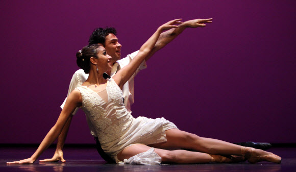 아르헨티나 건국기념일인 25일 오전 여수엑스포 엑스포홀에서 열린 아르헨티나  국가의 날 행사 문화공연으로 라틴아메리카의 유명한 ‘이냐끼 우를레싸가’발레단이 탱고를 접목한 클래식 발레를 축하공연으로 선보이고 있다. 연합뉴스