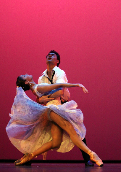 아르헨티나 건국기념일인 25일 오전 여수엑스포 엑스포홀에서 열린 아르헨티나  국가의 날 행사 문화공연으로 라틴아메리카의 유명한 ‘이냐끼 우를레싸가’발레단이 탱고를 접목한 클래식 발레를 축하공연으로 선보이고 있다. 연합뉴스