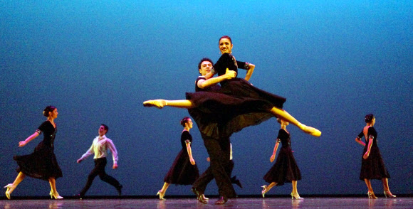 아르헨티나 건국기념일인 25일 오전 여수엑스포 엑스포홀에서 열린 아르헨티나  국가의 날 행사 문화공연으로 라틴아메리카의 유명한 ‘이냐끼 우를레싸가’발레단이 탱고를 접목한 클래식 발레를 축하공연으로 선보이고 있다. 연합뉴스