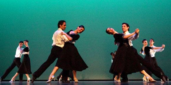 아르헨티나 건국기념일인 25일 오전 여수엑스포 엑스포홀에서 열린 아르헨티나  국가의 날 행사 문화공연으로 라틴아메리카의 유명한 ‘이냐끼 우를레싸가’발레단이 탱고를 접목한 클래식 발레를 축하공연으로 선보이고 있다. 연합뉴스