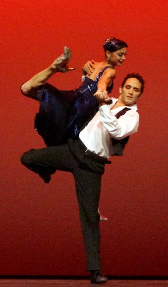 아르헨티나 건국기념일인 25일 오전 여수엑스포 엑스포홀에서 열린 아르헨티나  국가의 날 행사 문화공연으로 라틴아메리카의 유명한 ‘이냐끼 우를레싸가’발레단이 탱고를 접목한 클래식 발레를 축하공연으로 선보이고 있다. 연합뉴스