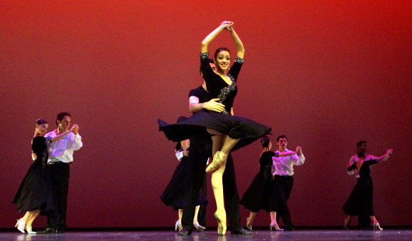 아르헨티나 건국기념일인 25일 오전 여수엑스포 엑스포홀에서 열린 아르헨티나  국가의 날 행사 문화공연으로 라틴아메리카의 유명한 ‘이냐끼 우를레싸가’발레단이 탱고를 접목한 클래식 발레를 축하공연으로 선보이고 있다. 연합뉴스