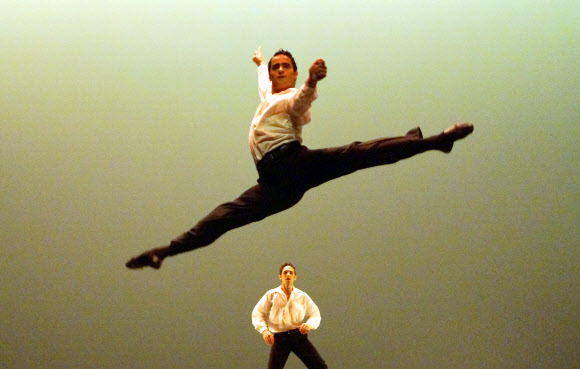 아르헨티나 건국기념일인 25일 오전 여수엑스포 엑스포홀에서 열린 아르헨티나  국가의 날 행사 문화공연으로 라틴아메리카의 유명한 ‘이냐끼 우를레싸가’발레단이 탱고를 접목한 클래식 발레를 축하공연으로 선보이고 있다. 연합뉴스