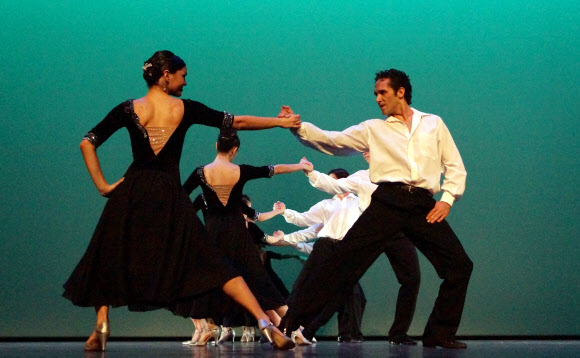 아르헨티나 건국기념일인 25일 오전 여수엑스포 엑스포홀에서 열린 아르헨티나  국가의 날 행사 문화공연으로 라틴아메리카의 유명한 ‘이냐끼 우를레싸가’발레단이 탱고를 접목한 클래식 발레를 축하공연으로 선보이고 있다. 연합뉴스