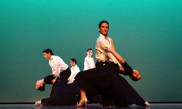 아르헨티나 건국기념일인 25일 오전 여수엑스포 엑스포홀에서 열린 아르헨티나  국가의 날 행사 문화공연으로 라틴아메리카의 유명한 ‘이냐끼 우를레싸가’발레단이 탱고를 접목한 클래식 발레를 축하공연으로 선보이고 있다. 연합뉴스