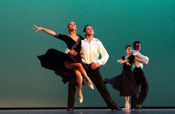 아르헨티나 건국기념일인 25일 오전 여수엑스포 엑스포홀에서 열린 아르헨티나  국가의 날 행사 문화공연으로 라틴아메리카의 유명한 ‘이냐끼 우를레싸가’발레단이 탱고를 접목한 클래식 발레를 축하공연으로 선보이고 있다. 연합뉴스