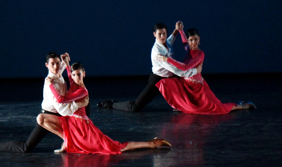 아르헨티나 건국기념일인 25일 오전 여수엑스포 엑스포홀에서 열린 아르헨티나  국가의 날 행사 문화공연으로 라틴아메리카의 유명한 ‘이냐끼 우를레싸가’발레단이 탱고를 접목한 클래식 발레를 축하공연으로 선보이고 있다. 연합뉴스