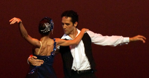 아르헨티나 건국기념일인 25일 오전 여수엑스포 엑스포홀에서 열린 아르헨티나  국가의 날 행사 문화공연으로 라틴아메리카의 유명한 ‘이냐끼 우를레싸가’발레단이 탱고를 접목한 클래식 발레를 축하공연으로 선보이고 있다. 연합뉴스