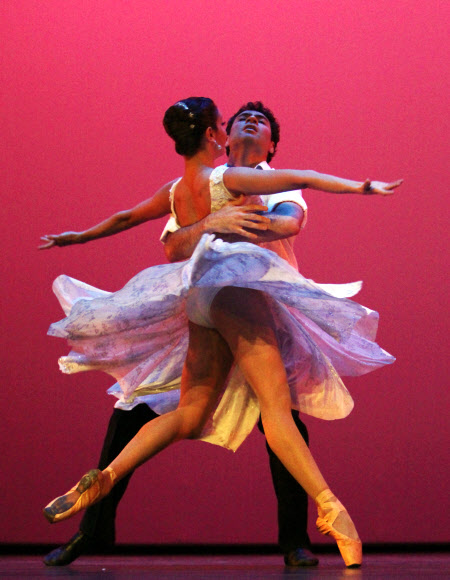 아르헨티나 건국기념일인 25일 오전 여수엑스포 엑스포홀에서 열린 아르헨티나  국가의 날 행사 문화공연으로 라틴아메리카의 유명한 ‘이냐끼 우를레싸가’발레단이 탱고를 접목한 클래식 발레를 축하공연으로 선보이고 있다. 연합뉴스