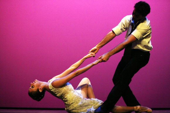 아르헨티나 건국기념일인 25일 오전 여수엑스포 엑스포홀에서 열린 아르헨티나  국가의 날 행사 문화공연으로 라틴아메리카의 유명한 ‘이냐끼 우를레싸가’발레단이 탱고를 접목한 클래식 발레를 축하공연으로 선보이고 있다. 연합뉴스