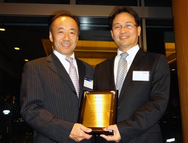 황보상윤(오른쪽) 현대상선 일본 법인장이 지난 22일 일본 도쿄 시나가와에 있는 소니 본사에서 요시토 에주레 소니사 물류부문장으로부터 ‘최우수 선사’상을 받고 있다. 현대상선 제공