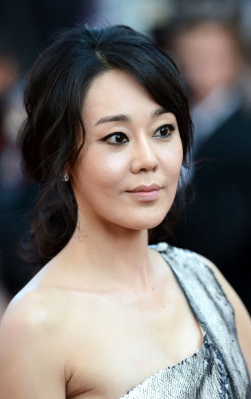 김윤진, 칸 레드카펫에 서다<br>로레알파리 모델인 월드스타 김윤진이 26일(현지시간) 프랑스 칸영화제 레드카펫에서 포즈를 취하고 있다. <br>칸=연합뉴스