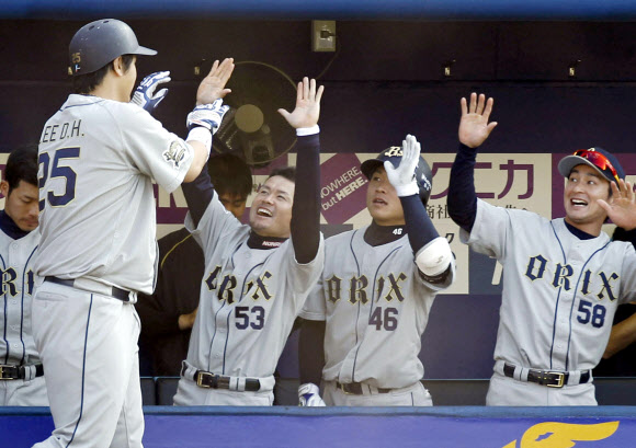 일본 프로야구 오릭스 버팔로스의 이대호가 27일 시즌 9호 홈런을 터뜨린 뒤 동료들의 축하를 받고 있다. 이대호는 소프트뱅크의 윌리 모 페냐와 홈런 공동 1위에 올랐다.  연합뉴스