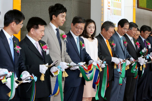 29일 오전 서울 강남구 삼성동 코엑스에서 열린 ‘2012 KB굿잡 우수기업 중동 취업박람회’에서 김황식 국무총리, 어윤대 KB금융그룹 회장, 한덕수 무역협회장, 김연아, 이승기 등이 테이프 커팅을 하고 있다. 연합뉴스